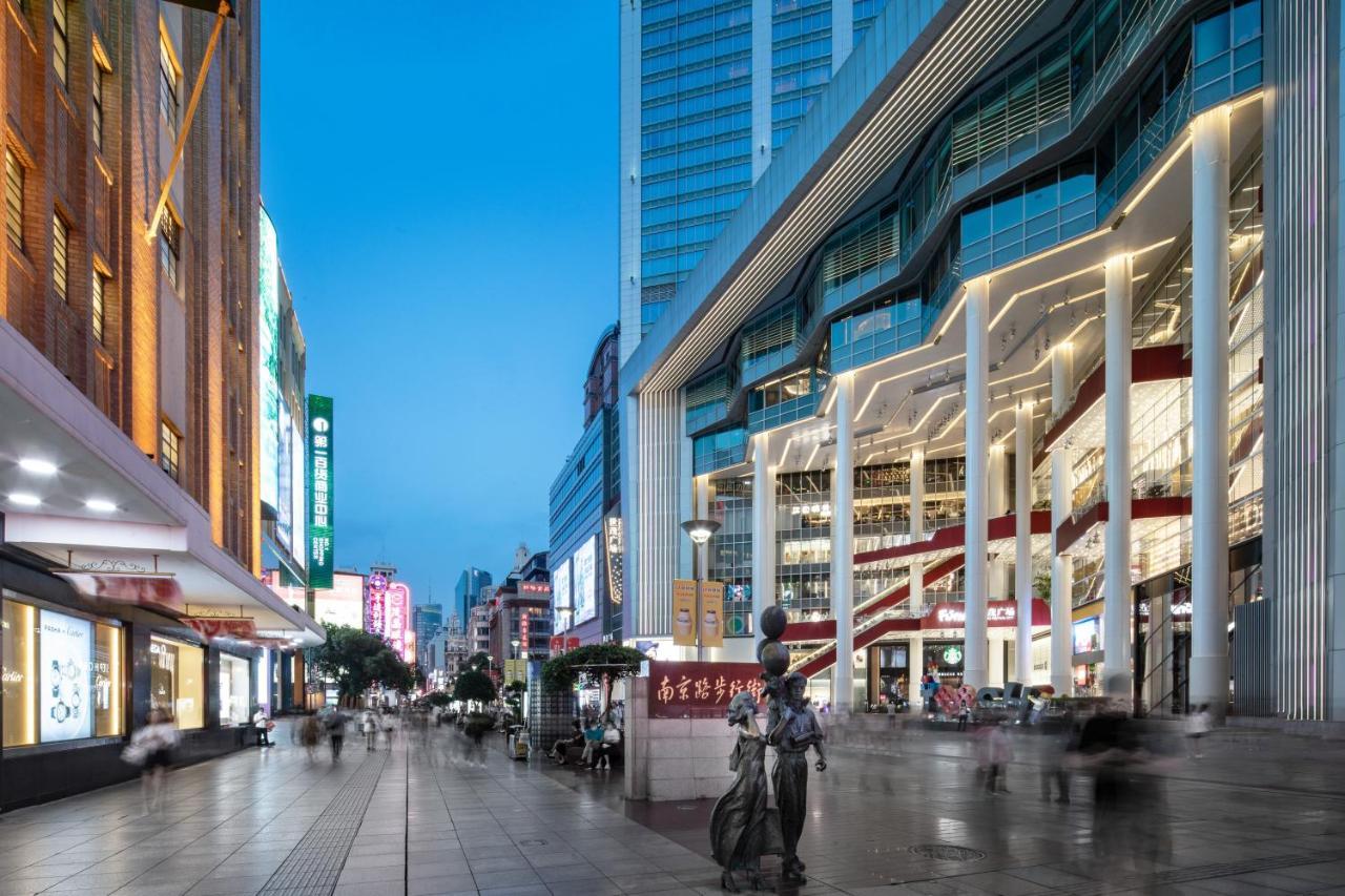 Crowne Plaza Shanghai Nanjing Road, an IHG Hotel Bagian luar foto The shopping mall