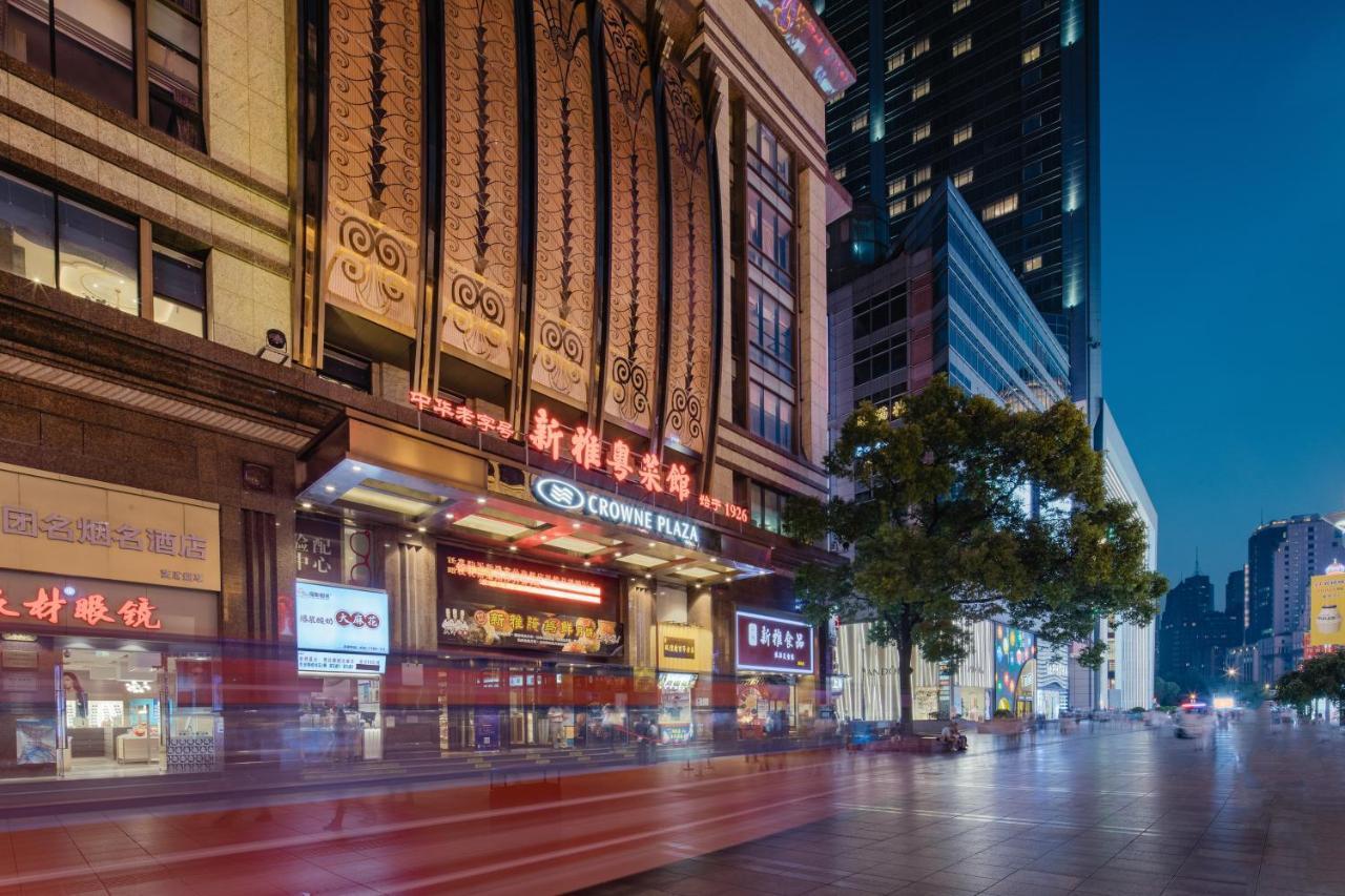 Crowne Plaza Shanghai Nanjing Road, an IHG Hotel Bagian luar foto The entrance of the shopping mall