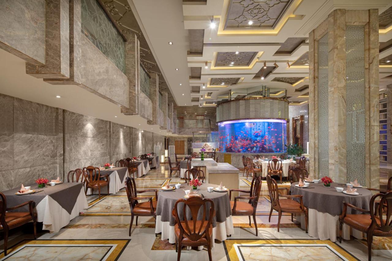 Crowne Plaza Shanghai Nanjing Road, an IHG Hotel Bagian luar foto The restaurant