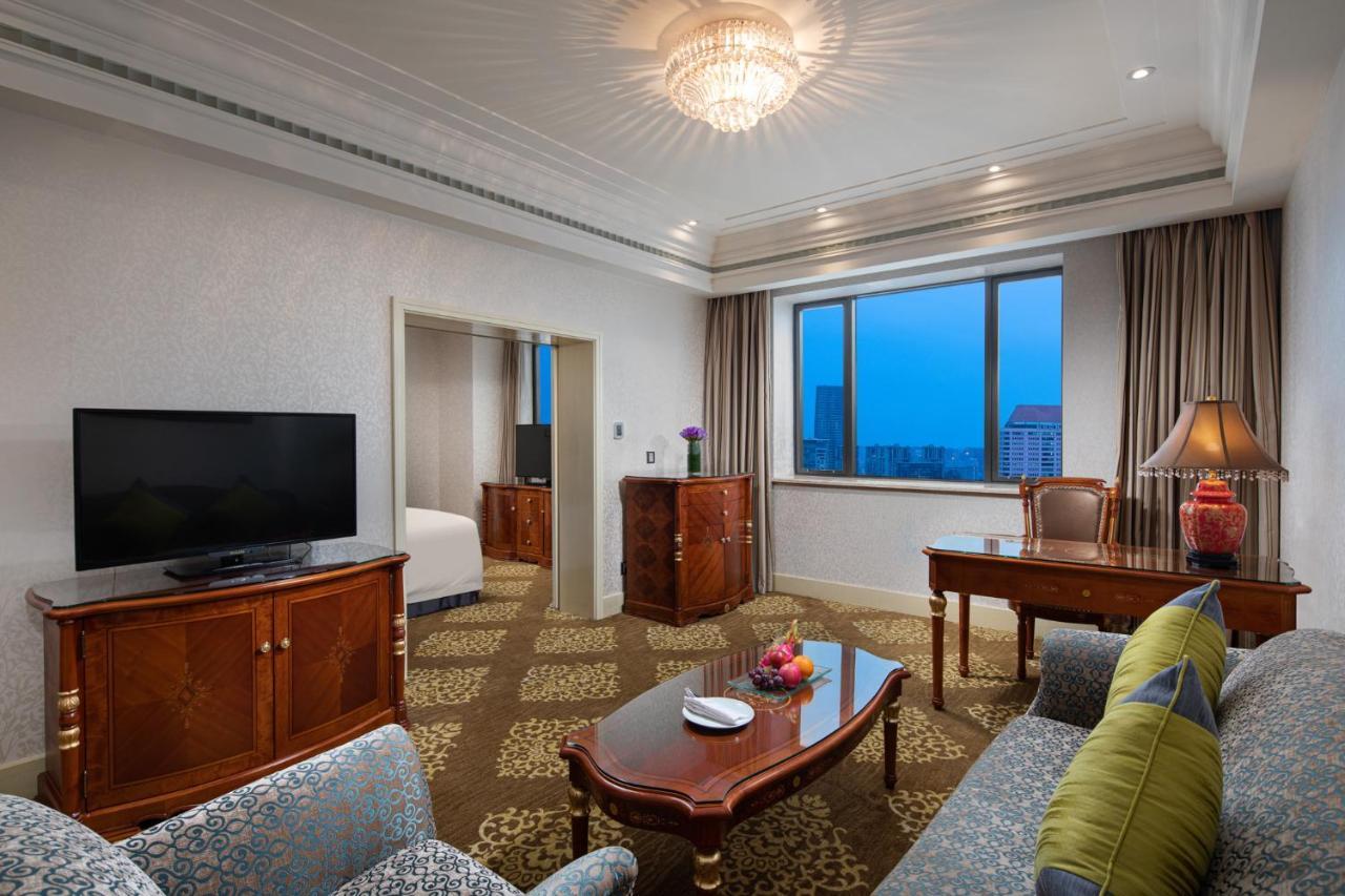 Crowne Plaza Shanghai Nanjing Road, an IHG Hotel Bagian luar foto A suite at the hotel
