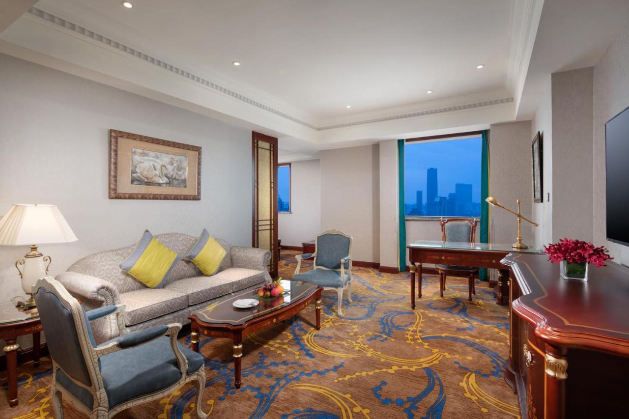 Crowne Plaza Shanghai Nanjing Road, an IHG Hotel Bagian luar foto A suite at the hotel