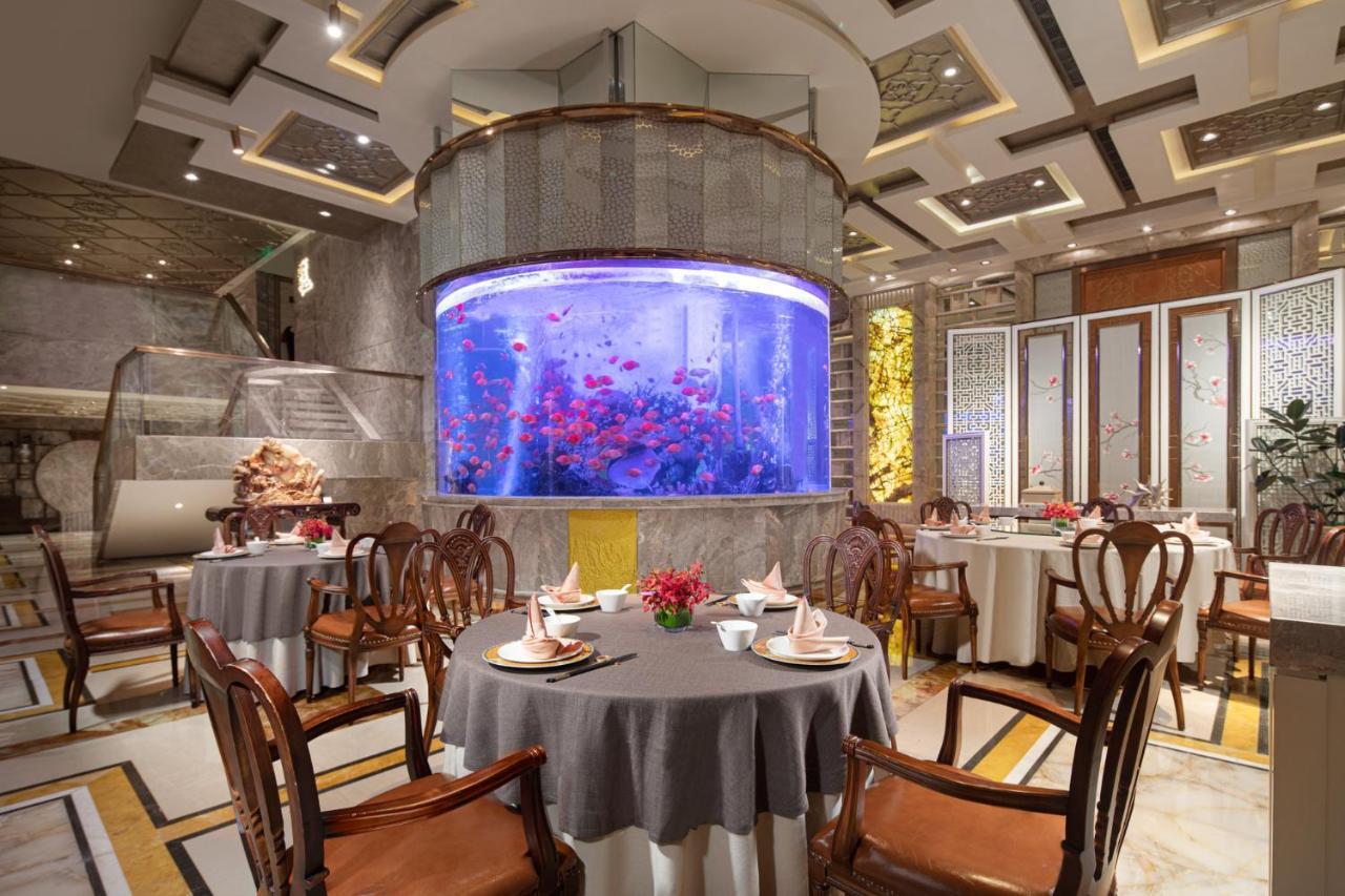 Crowne Plaza Shanghai Nanjing Road, an IHG Hotel Bagian luar foto Interior of the restaurant