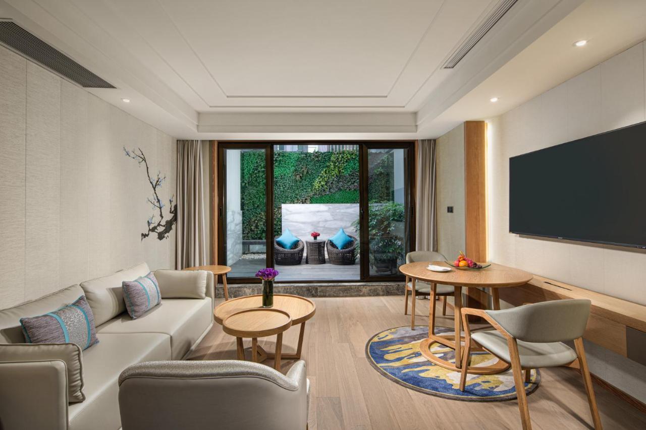 Crowne Plaza Shanghai Nanjing Road, an IHG Hotel Bagian luar foto A suite at the hotel