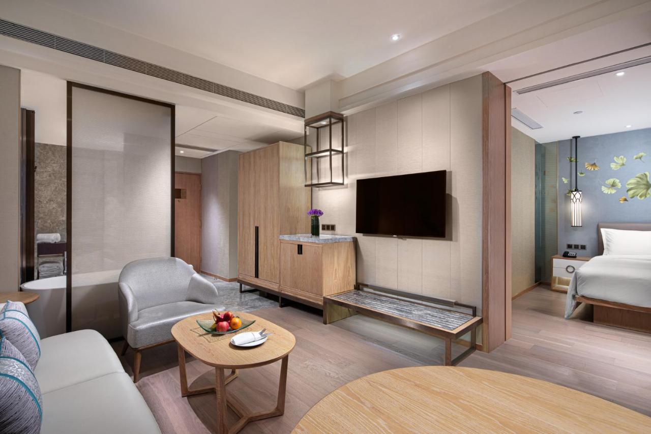 Crowne Plaza Shanghai Nanjing Road, an IHG Hotel Bagian luar foto Deluxe Suite