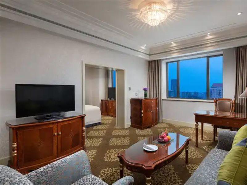 Crowne Plaza Shanghai Nanjing Road, an IHG Hotel Bagian luar foto A suite at the hotel