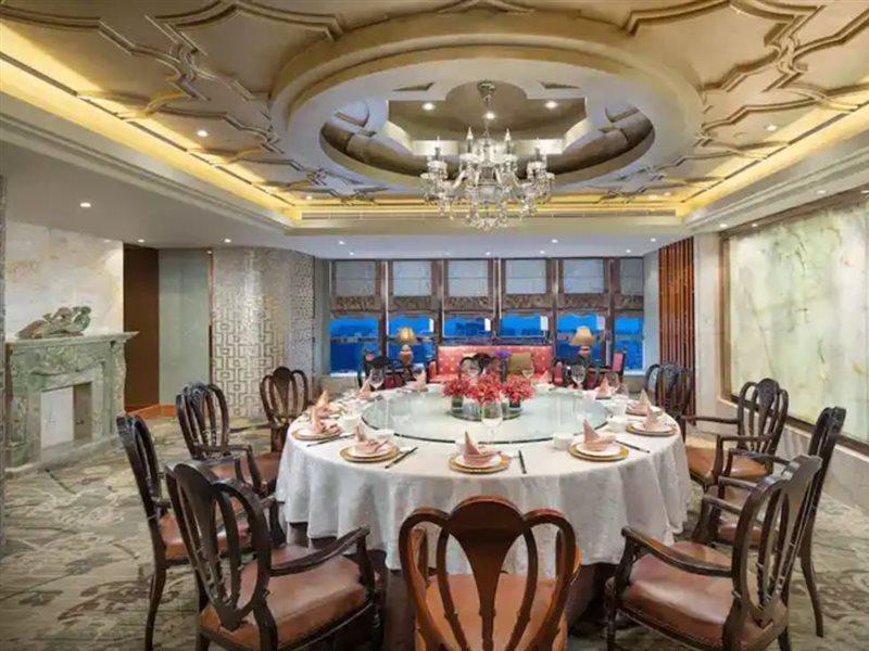 Crowne Plaza Shanghai Nanjing Road, an IHG Hotel Bagian luar foto A private dining room at the restaurant