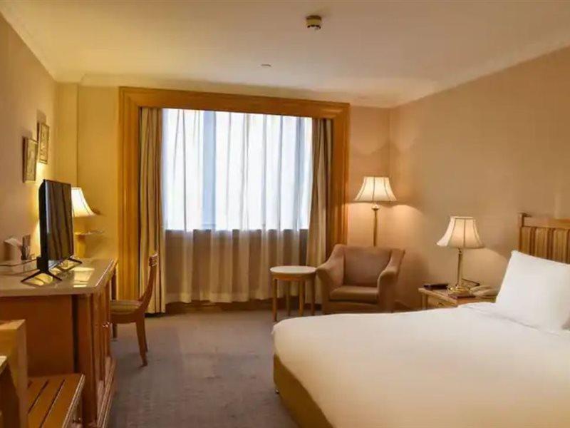 Crowne Plaza Shanghai Nanjing Road, an IHG Hotel Bagian luar foto A room at the hotel