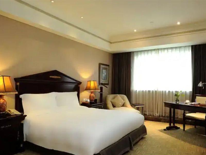 Crowne Plaza Shanghai Nanjing Road, an IHG Hotel Bagian luar foto A room at the hotel