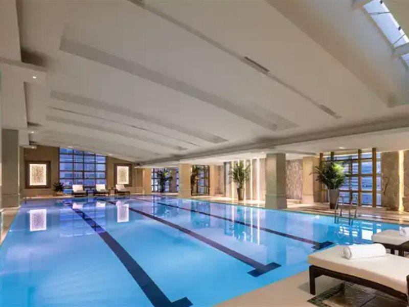Crowne Plaza Shanghai Nanjing Road, an IHG Hotel Bagian luar foto The pool at the Four Seasons Hotel