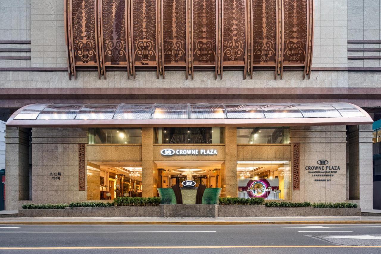 Crowne Plaza Shanghai Nanjing Road, an IHG Hotel Bagian luar foto The entrance of the hotel