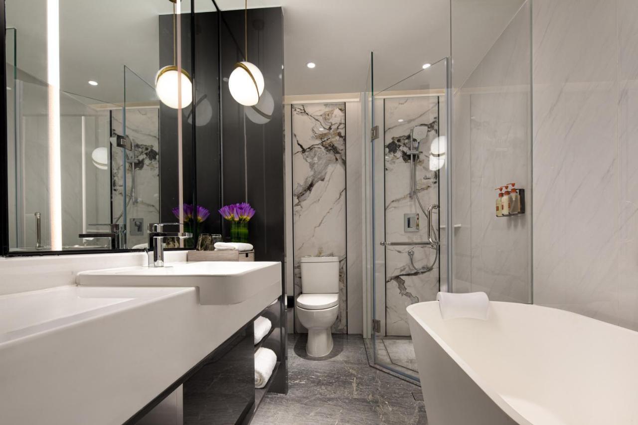 Crowne Plaza Shanghai Nanjing Road, an IHG Hotel Bagian luar foto Bathroom