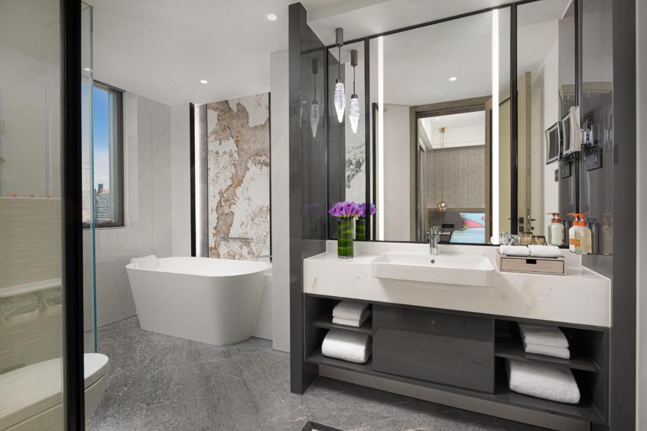 Crowne Plaza Shanghai Nanjing Road, an IHG Hotel Bagian luar foto Bathroom