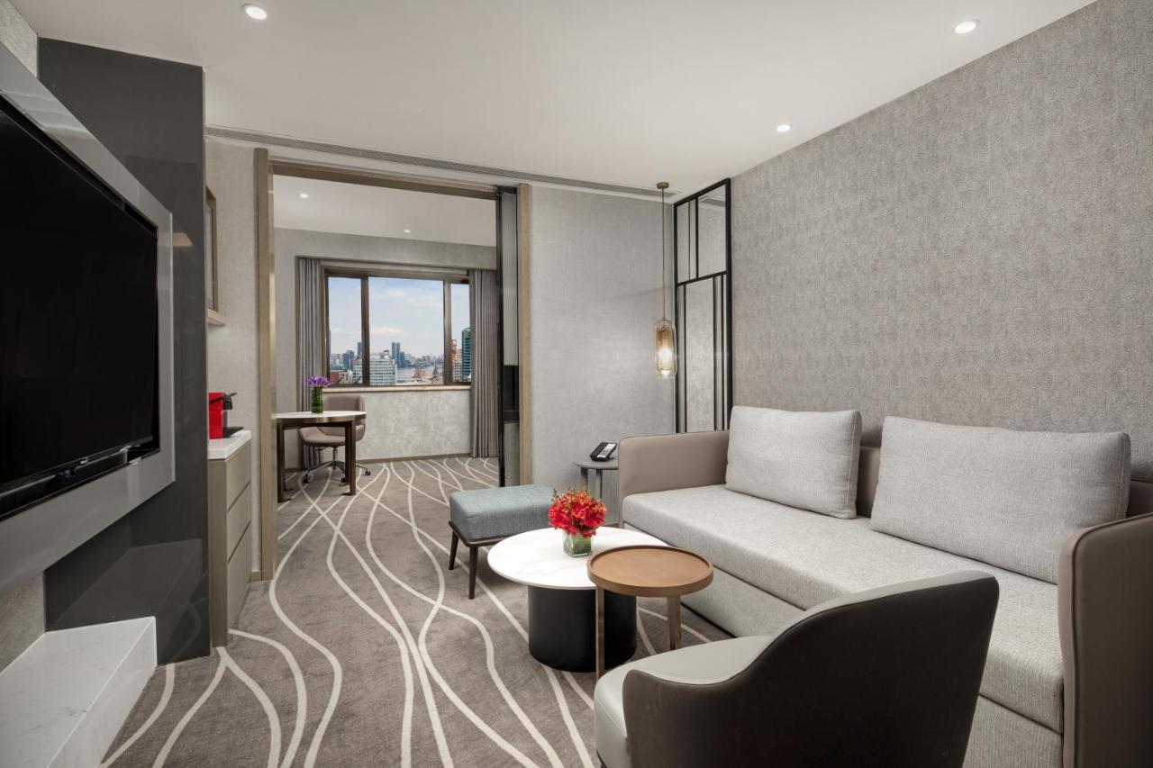 Crowne Plaza Shanghai Nanjing Road, an IHG Hotel Bagian luar foto A suite at the hotel