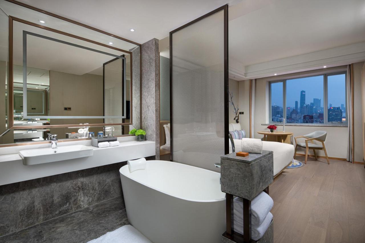 Crowne Plaza Shanghai Nanjing Road, an IHG Hotel Bagian luar foto Deluxe Suite