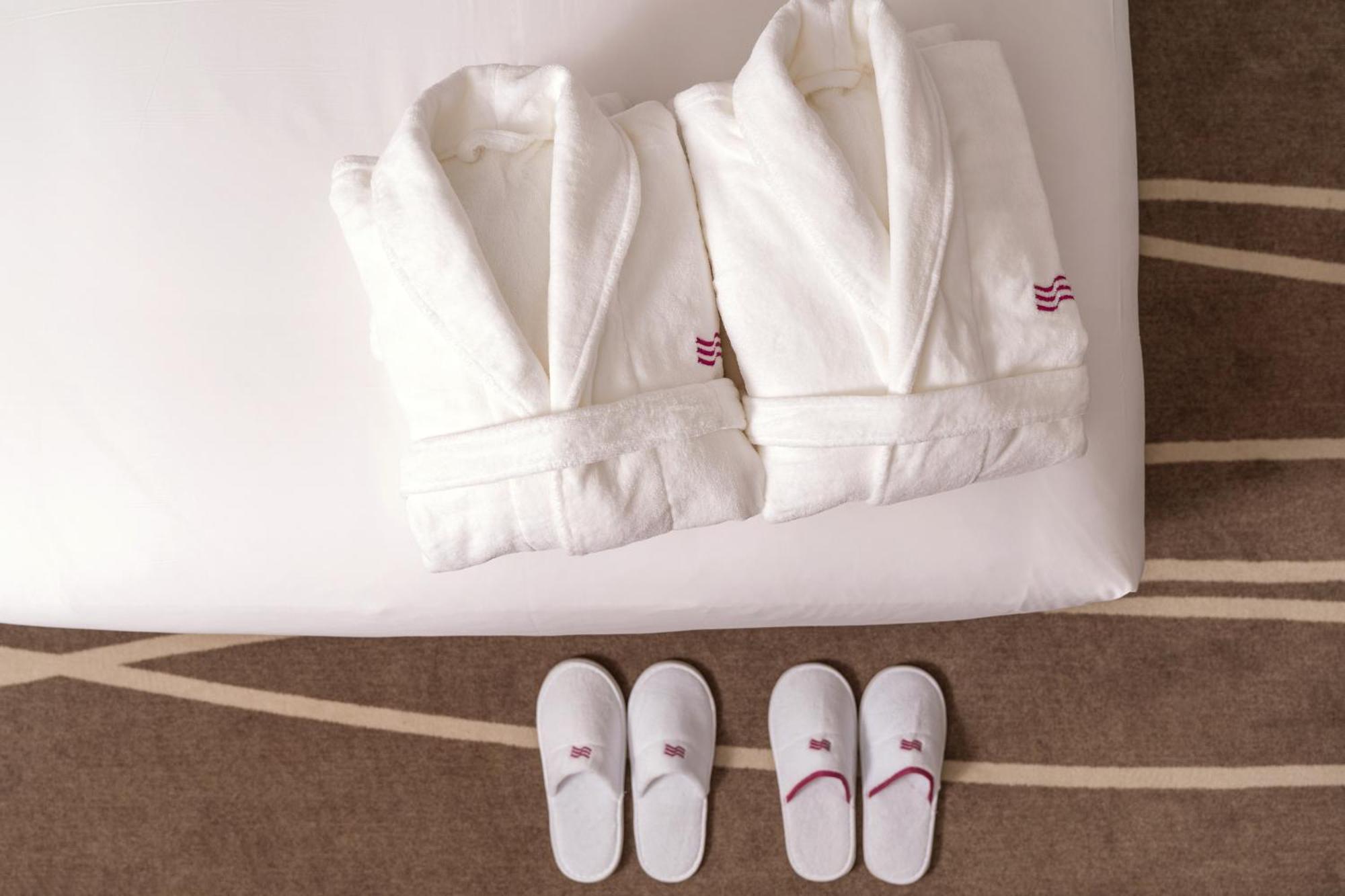 Crowne Plaza Shanghai Nanjing Road, an IHG Hotel Bagian luar foto Bathrobe and slippers