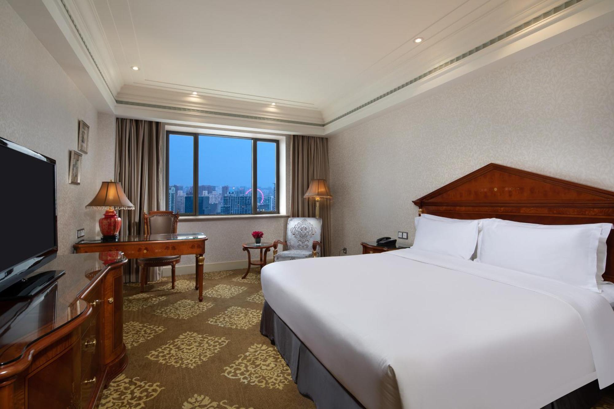 Crowne Plaza Shanghai Nanjing Road, an IHG Hotel Bagian luar foto A room at the hotel